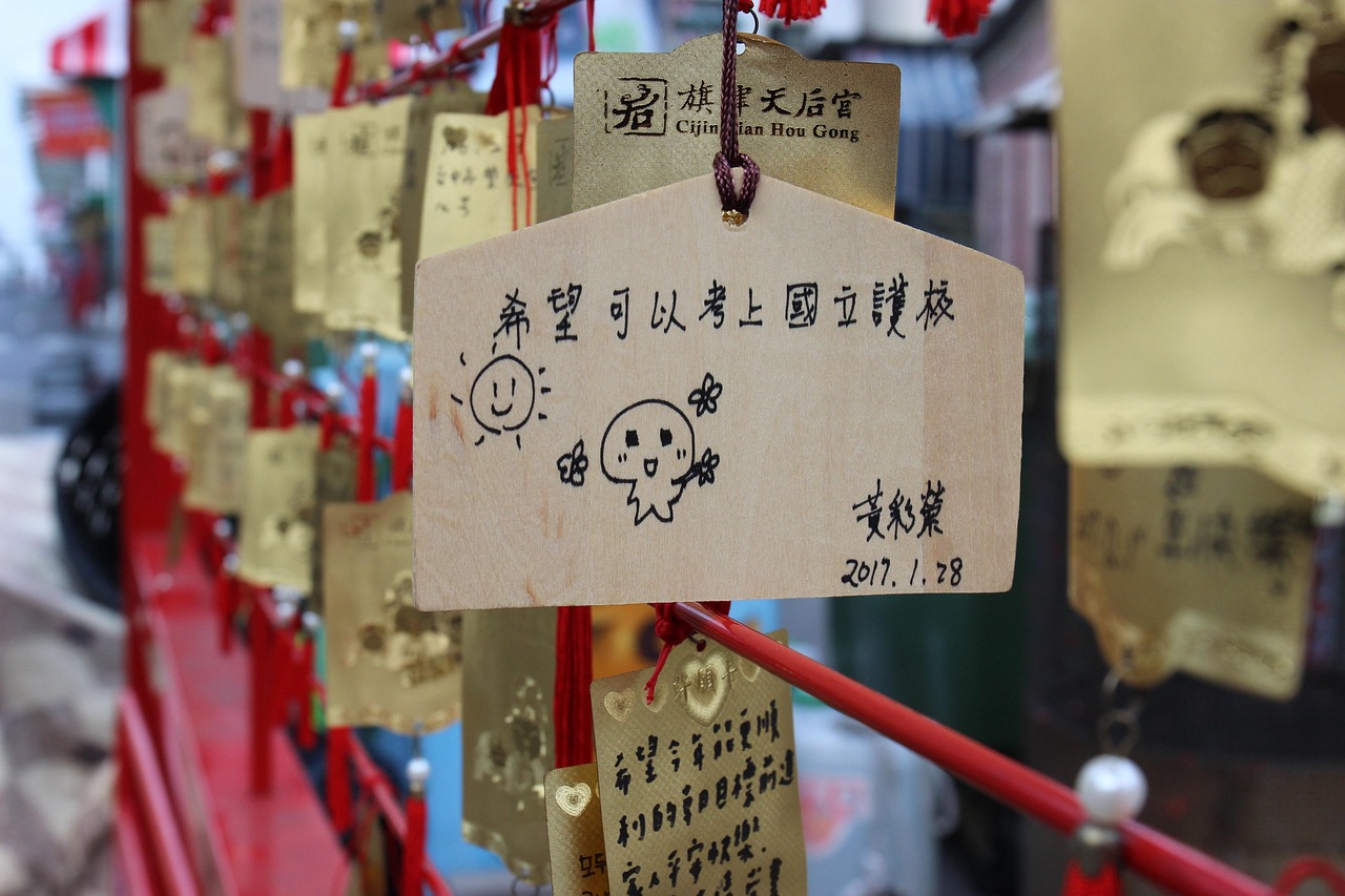 2025新澳门和香港正版免费挂牌灯牌和新奥2025资料大全最新版本,全面释义与虚假宣传-全面释义、解释与落实