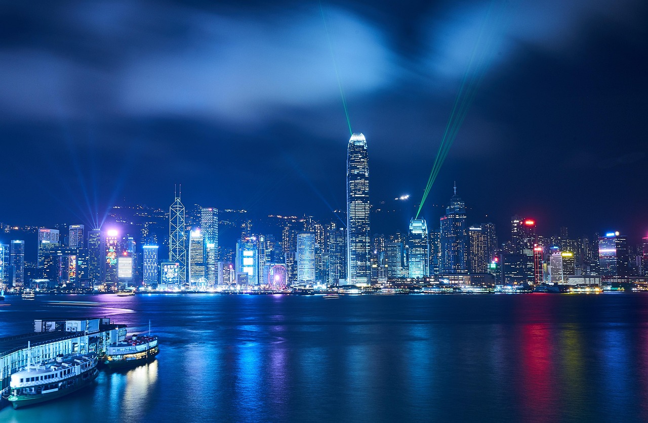2025新澳门跟香港正版新澳免费资本或2025新澳门或香港正版新澳免费资本,精选解析、解释与落实-留心虚假迷障风险